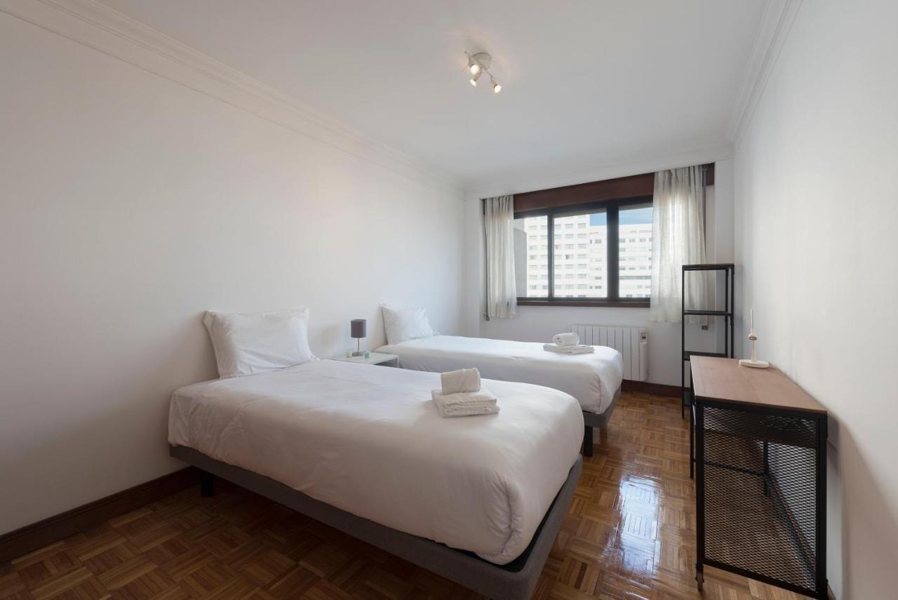 Lovelystay - Charming 3Br Flat W/ Free Parking In Devesas Vila Nova de Gaia Exteriör bild
